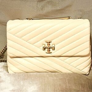 Tory Burch

Kira Chevron Convertible Leather Shoulder Bag

$598